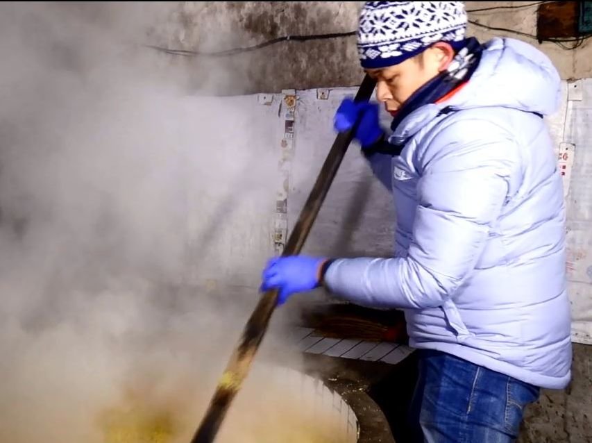 梁祖堯親身到陝西學習製作瓊鍋糖。 瓊鍋糖製作步驟 1+2：泡小米、蒸小米